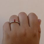 Anel Solitário Cravejado com Zircônia Vermelho Semijoia Banho de Ródio