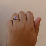 Anel Solitário Trançado com Zircônia Azul e Cravejado Semijoia Banho de Ródio
