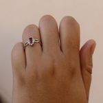 Anel Solitário Trançado com Zircônia Vermelho e Cravejado Semijoia Banho de Ródio