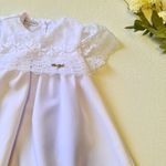 Vestido Batizado Alfaiataria com Detalhe em Renda