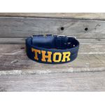 COLEIRA PERSONALIZADA 5cm azul marinho com nome em amarelo petróleo