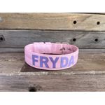 COLEIRA PERSONALIZADA 5cm rosa claro com nome em lilás
