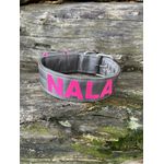 COLEIRA PERSONALIZADA 5cm cinza chumbo com nome em rosa pink