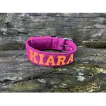COLEIRA PERSONALIZADA 5cm fúcsia riscado com nome em laranja fluorescente