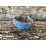 COLEIRA PERSONALIZADA 5cm cinza riscado com nome em azul bebê