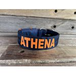 COLEIRA PERSONALIZADA 5cm azul marinho com nome em laranja fluorescente