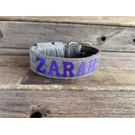 COLEIRA PERSONALIZADA 5cm cinza riscado com nome em roxo