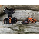 KIT PEITORAL PERSONALIZADO POLIÉSTER COMUM, COLEIRA PERSONALIZADA COURO SINTÉTICO E GUIA DE PASSEIO preto e laranja