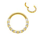 Argola adornada em zircônicas na lateral e texturizada em cima