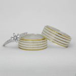 Aliança de Namoro e Compromisso em Prata com Frisos Banhado a Ouro com a Acabamento Diamantado - Combo