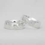 Aliança em Prata 995 para Namoro e Compromisso Cravejada em Pedras Diamonics em forma de Infinito + Anel Solitário - Combo