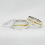 Aliança em Prata com Friso Banhado a Ouro com uma Pedra Diamonic e Acabamento Diamantado - Combo