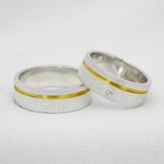 Aliança em Prata com Friso Banhado a Ouro com uma Pedra Diamonic e Acabamento Diamantado - Combo