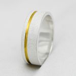 Aliança em Prata com Friso Banhado a Ouro com uma Pedra Diamonic e Acabamento Diamantado - Combo