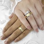 Aliança de Noivado Casamento Revestida em Ouro 6mm Friso Laterais Mia - Peça Unica