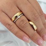 Par Aliança Casamento ou Noivado Aura em Ouro com base Prata