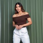 Blusa Decote Ombro a Ombro Marrom