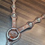 Conjunto Cabeçada Peiteira Levantador Couro Marrom Com Perolas & Pedrinhas Brancas Cod.8562 - Boots Horse