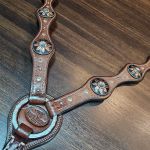 Conjunto Cabeçada Peiteira Levantador Couro Marrom Com Strass Cristal & Cravinhos Cod.8562 - Boots Horse