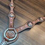 Conjunto Cabeçada Peiteira Levantador Couro Marrom Com Strass & Pedrinhas Rosa Cod.8562 - Boots Horse