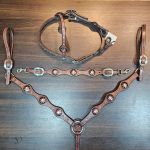 Conjunto Cabeçada Peiteira Levantador Couro Marrom Com Strass & Pedrinhas Rosa Cod.8562 - Boots Horse