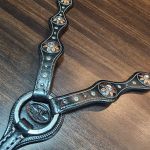 Conjunto Cabeçada Peiteira Levantador Couro Preto Com Strass Cristal & Cravinhos Cod.8562 - Boots Horse