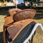 SELA FORMA PROTEC HORSE NEOPRENE CONHAQUE - BORDADO EM COURO ASSENTO/PITO/ABA - ABA QUADRADA