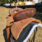 SELA FORMA PROTEC HORSE NEOPRENE CONHAQUE - BORDADO EM COURO ASSENTO E PITO - ABA QUADRADA