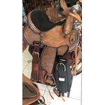 SELA FORMA PROTEC HORSE COURO MARROM CLARO - BORDADO TACHAS/ASSENTO PRETO/ABA RECORTADA 