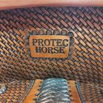 SELA FORMA PROTEC HORSE COURO CAFÉ/MARROM - BORDADO FLOR / ASSENTO MARROM / ABA RECORTADA