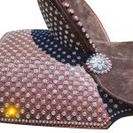 Sela Protec Horse Oficial Neoprene Café - Aplicação de Couro Cheia de Strass Contorno de Cravos