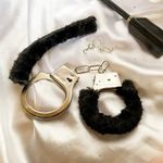 Algema Em Metal Simples Com Pelúcia Preto