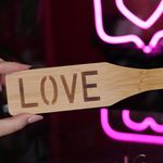 Palmatória - Formato De Madeira - Love - Tamanho 32,0 Cm