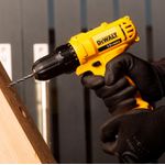 PARAFUSADEIRA/FURADEIRA MAX ION LITIO 10MM 12V DCD700C2BR DEWALT