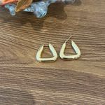 Brinco de Argola em Ouro 18K Modelo V com 7.0g 23,0mm