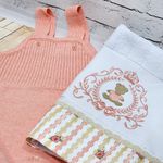 Jardineira Tricot com manta + 1 toalhinha de boca bordada - Coral