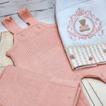 Jardineira Tricot com manta + 1 toalhinha de boca bordada - Coral
