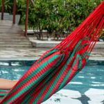 Rede de Dormir Impermeável Amazonas Nylon Listrado Verde com Vermelho 