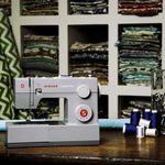Máquina de Costura Singer 22 Pontos Facilita Pro 4423 com Base em Aço - 110v