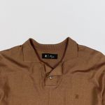 POLO TRICOT LEVE DETALHE GOLA MARROM
