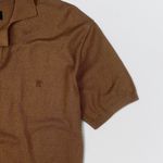 POLO TRICOT LEVE DETALHE GOLA MARROM