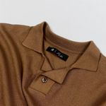 POLO TRICOT LEVE DETALHE GOLA MARROM