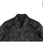 JAQUETA DE COURO PRETA ESTILO CAMISA RHOUKER