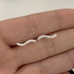 Brinco Palito Odulado com Zirconia Cristal Prata 925