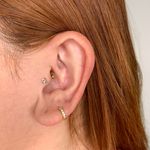 Argola Click Cravejada Zirconia Cristal Semijoia Banhada a Ouro 18k