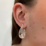 Brinco Meio Argola Trabalhado Listrado Prata 925