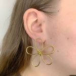 Brinco Flor Vazado Banhado a Ouro 18k