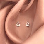 Brinco Gota Vazada Pequena com Ponto Zirconia Prata 925