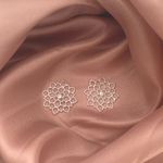 Brinco Flor Mandala com Ponto Luz prata 925