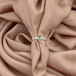 Anel Prata Legitima 925 Navete com Zirconia Verde Claro e Zirconia no Aro 